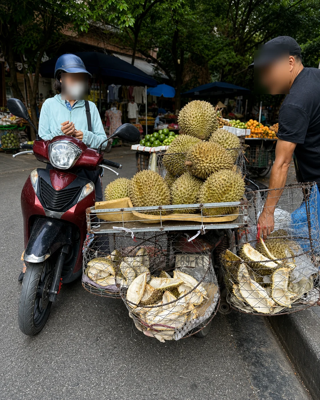 ハノイの路上でバイクの荷台からドリアンを売る様子