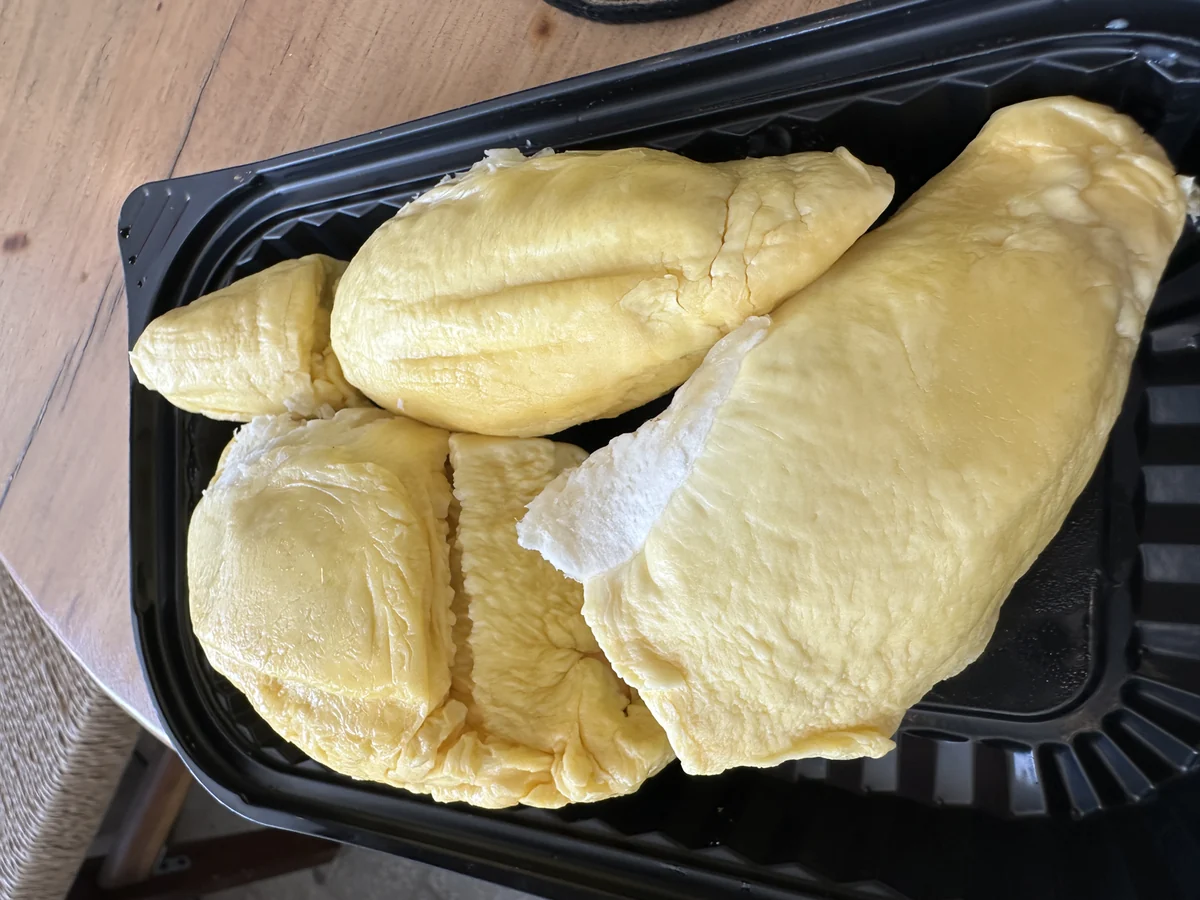 黒いパックに入った、殻から出したドリアンの果肉