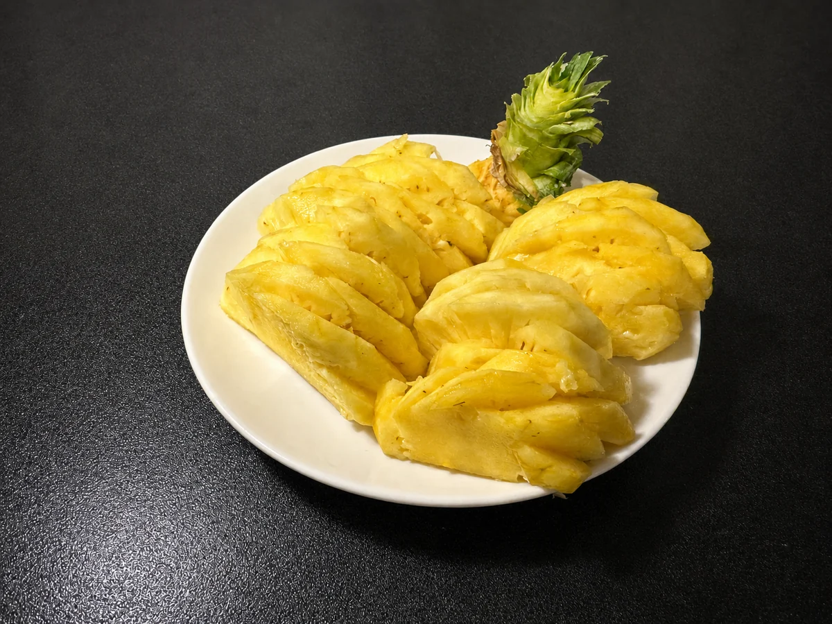 皿に盛りつけたカットパイナップル