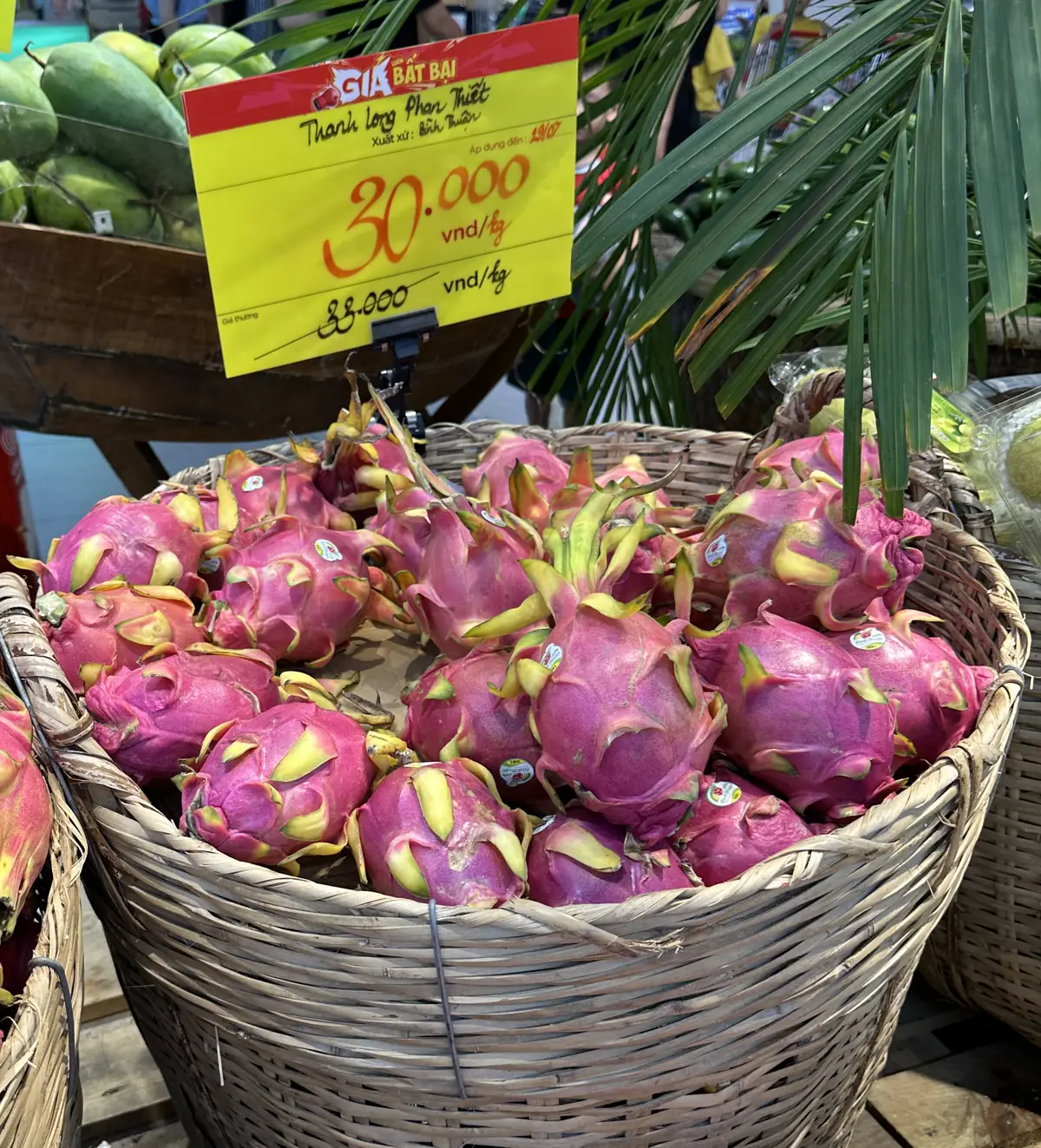 スーパーの値札「Thanh Long Phan Thiết」産地ビントゥアン省、30,000ドン/kg(通常33,000ドンから値引き)