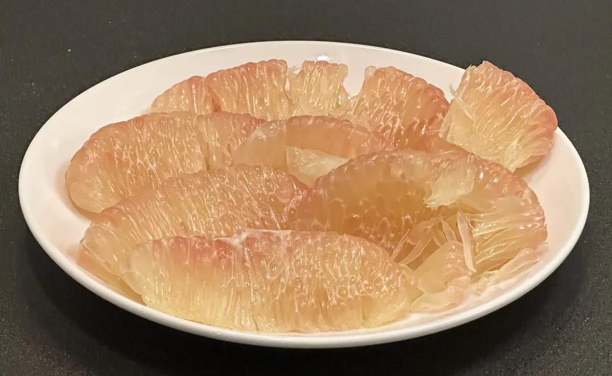 白い皿に盛り付けたザボンの果肉