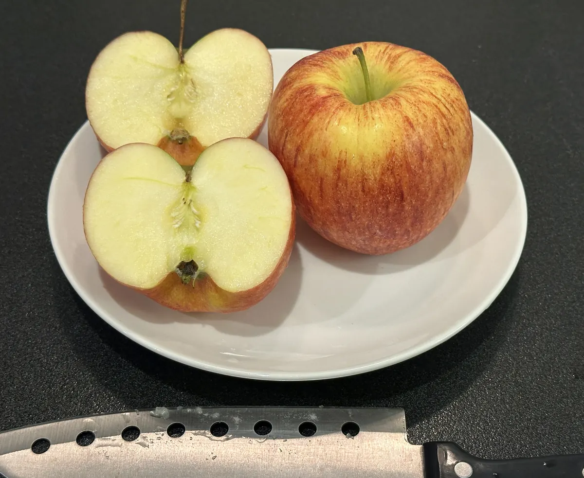 リンゴを半分にカットした断面写真