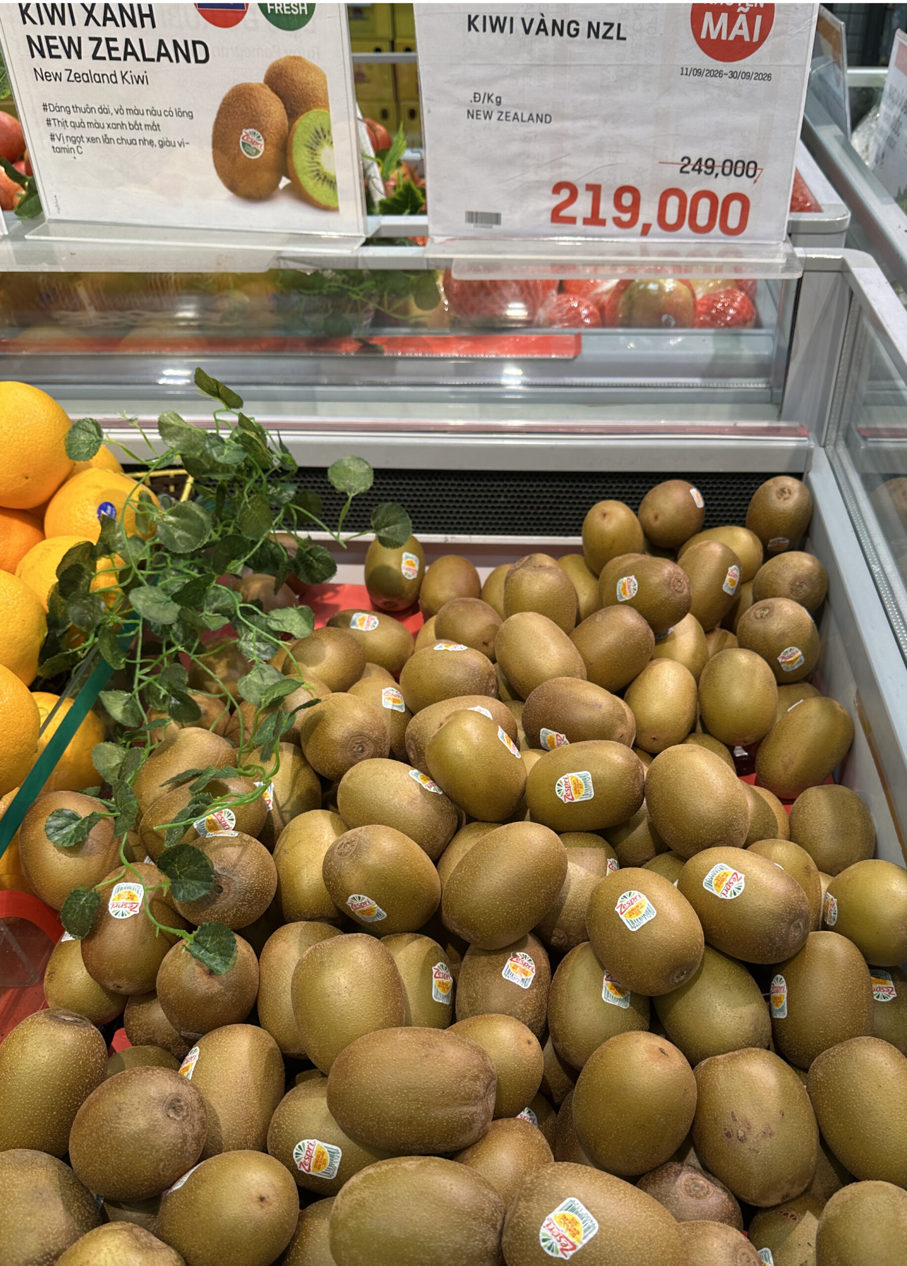 New Zealand gold kiwifruit sold by weight at Lotte Mart
