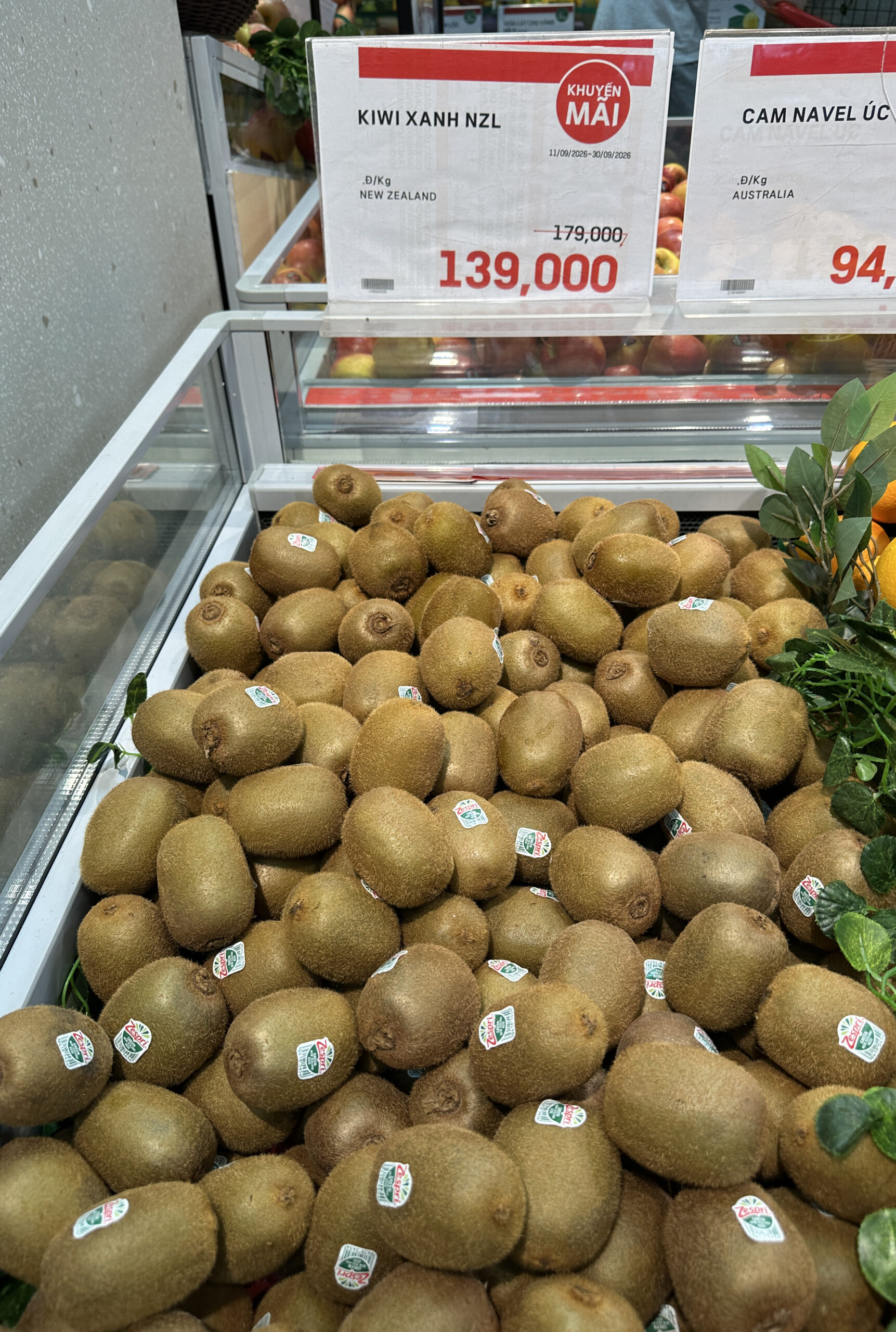 New Zealand green kiwifruit sold by weight at Lotte Mart