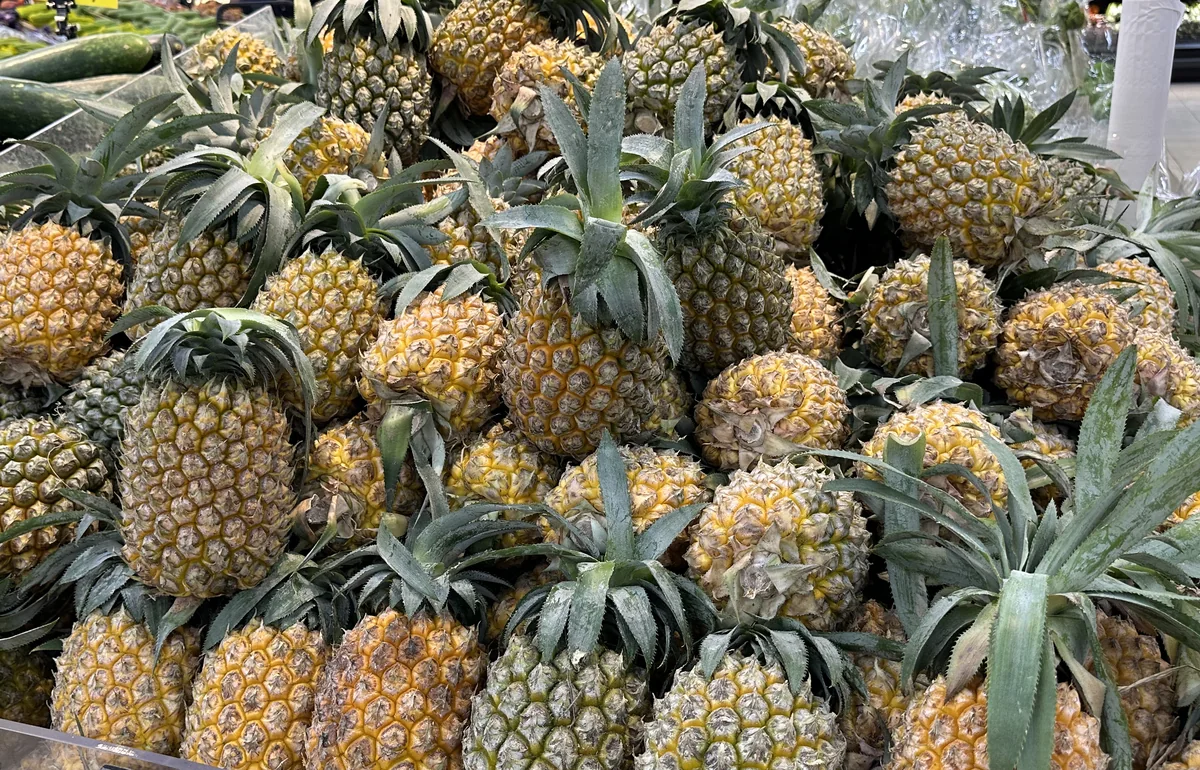 売り場に山積みされたベトナムの小ぶりなパイナップル