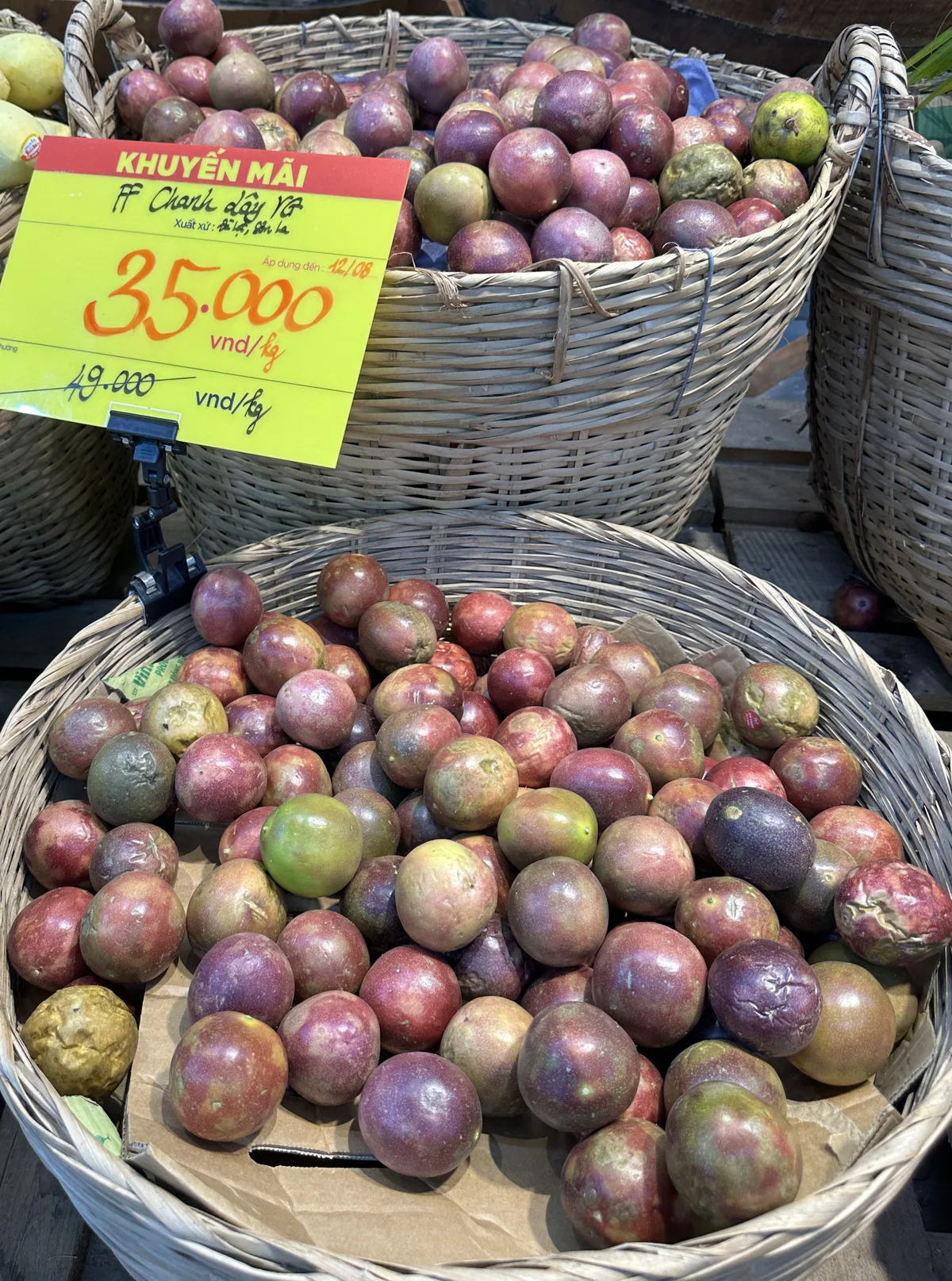 市場のかごに並べられた紫色のパッションフルーツ