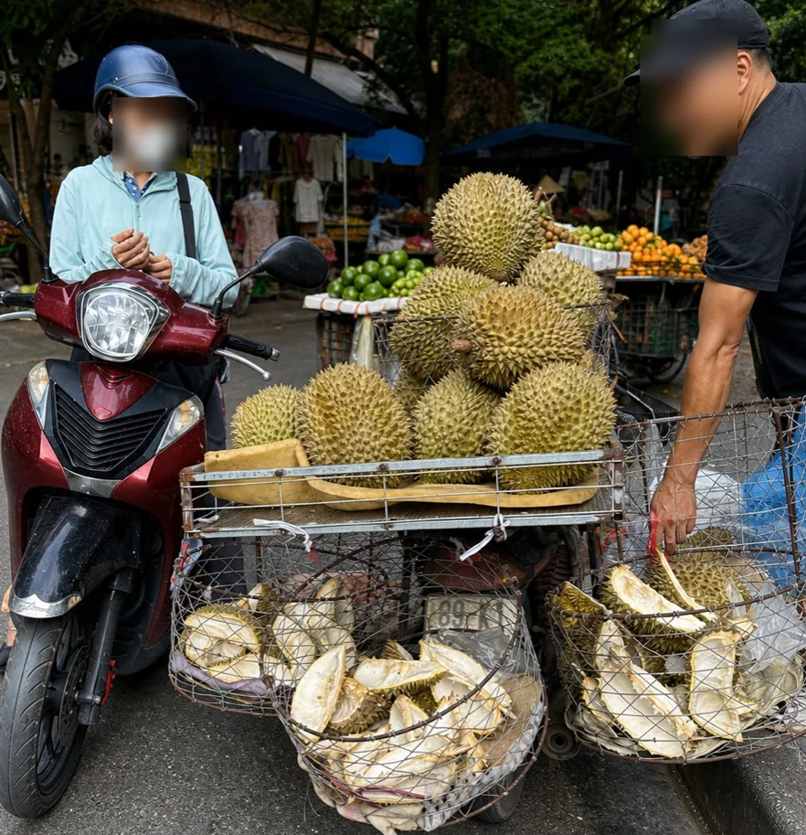 バイクの荷台にドリアンを積んだ路上の売り手