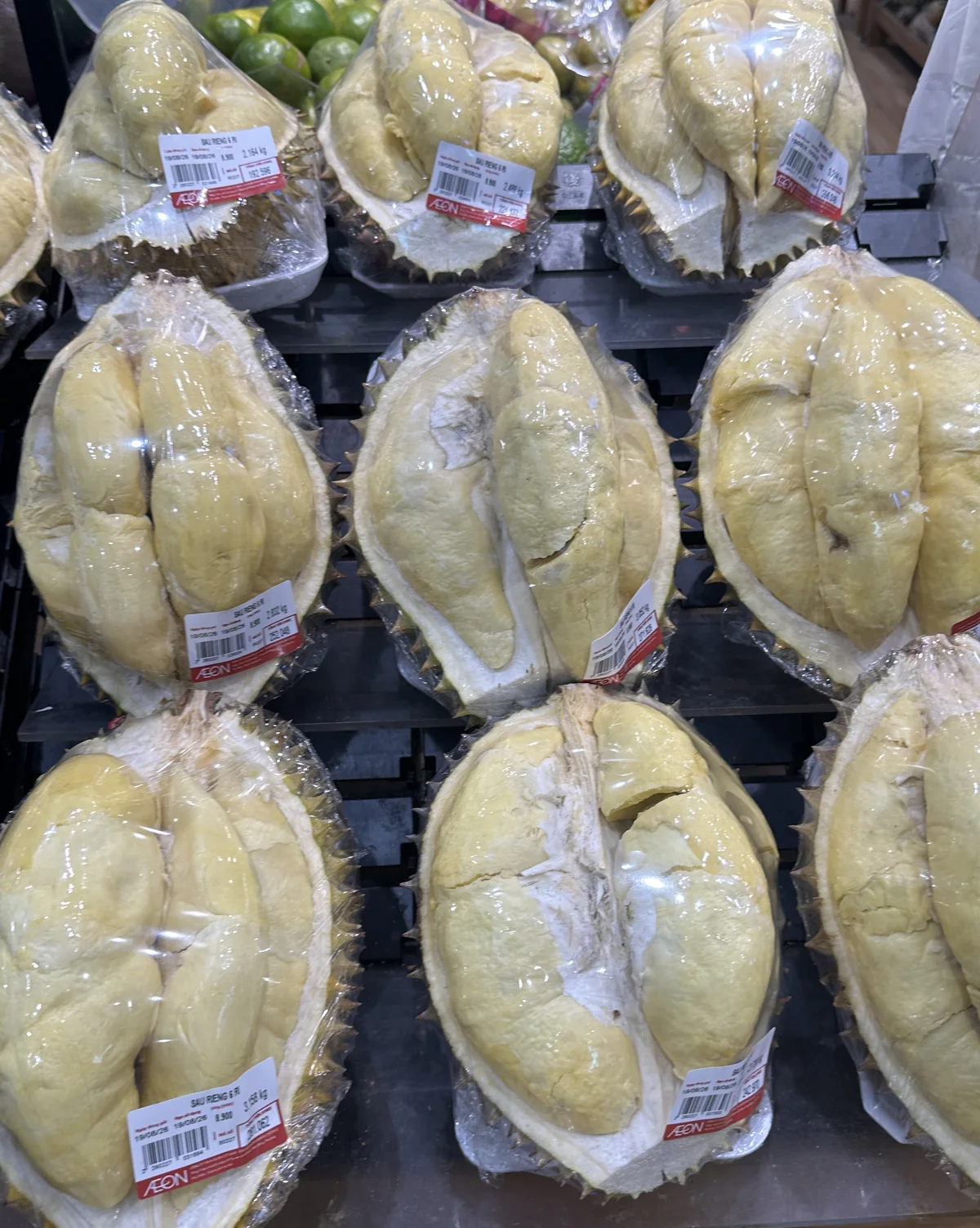 スーパーで殻ごと小分け包装されたドリアンの果肉