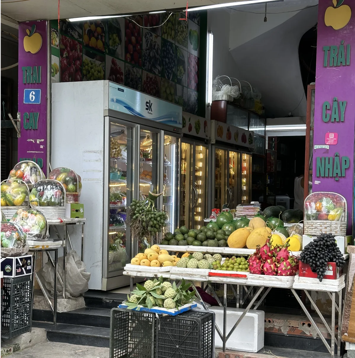 店頭にさまざまな果物を並べたハノイの果物専門店