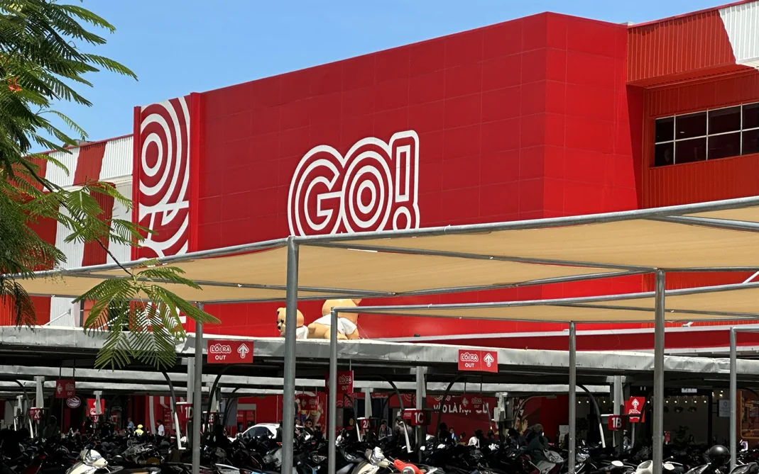 赤い外壁とGO!の看板が見えるスーパーマーケットの店舗外観