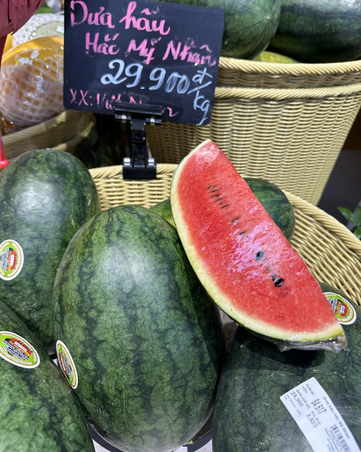 ベトナムの売り場に並ぶ丸ごとのスイカとカットされた赤い果肉