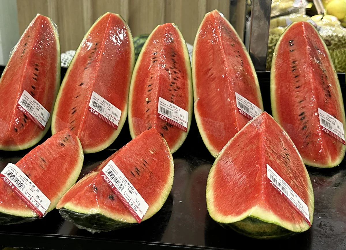 ベトナムの売り場に並ぶカットスイカ