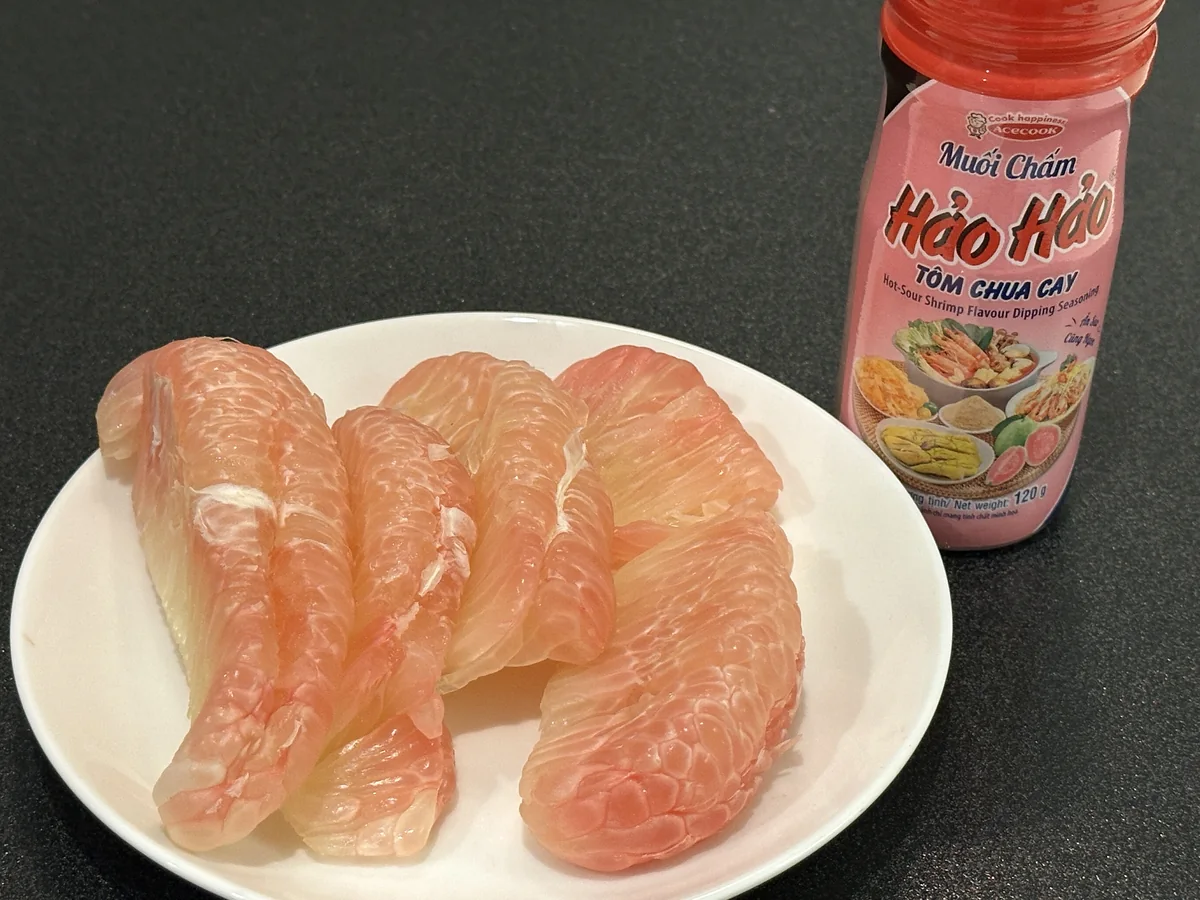 皿に盛ったピンク色のザボンの果肉とハオハオのディッピングソルト
