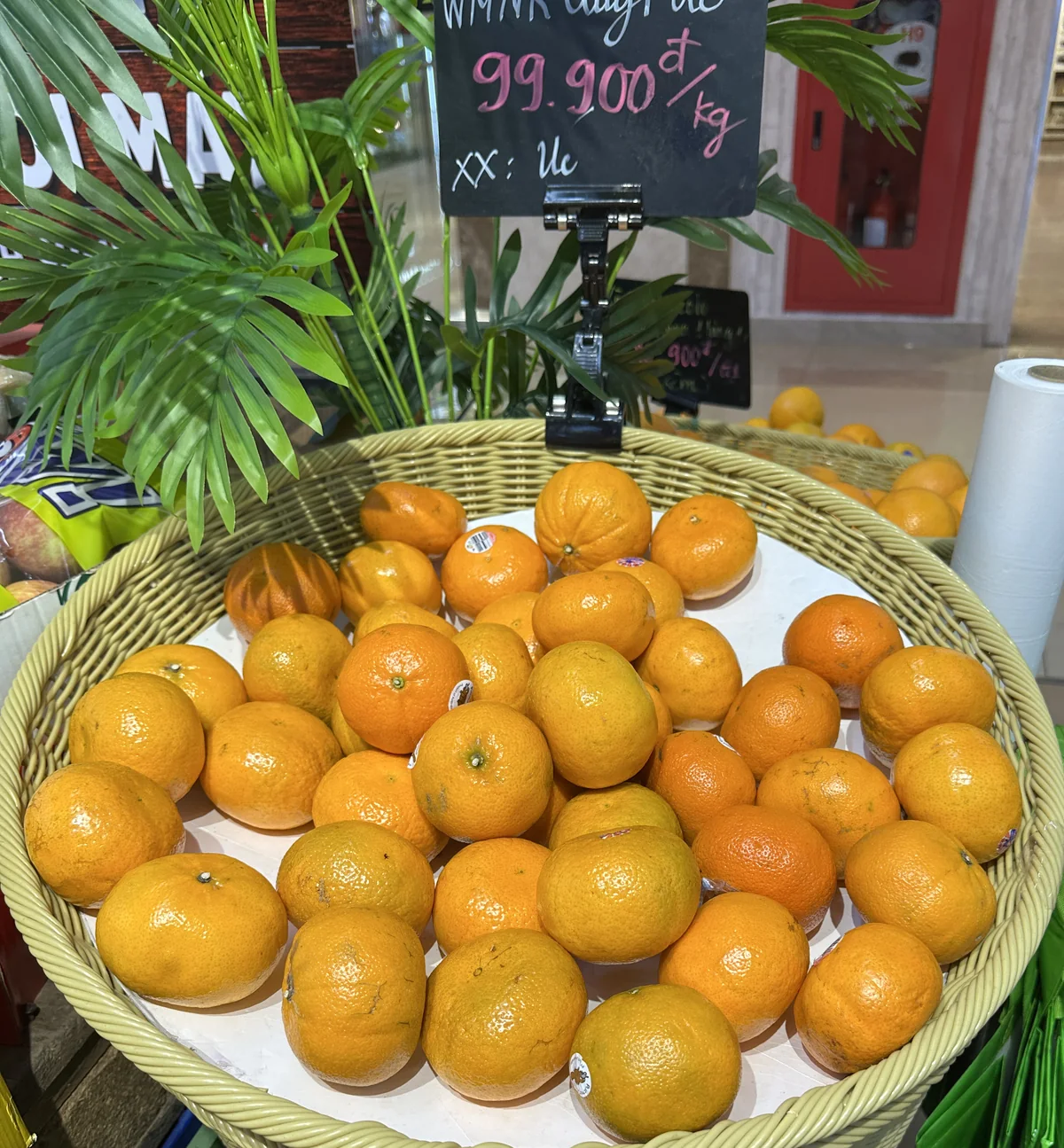 ベトナムの果物売り場で籠に並べられたオレンジ