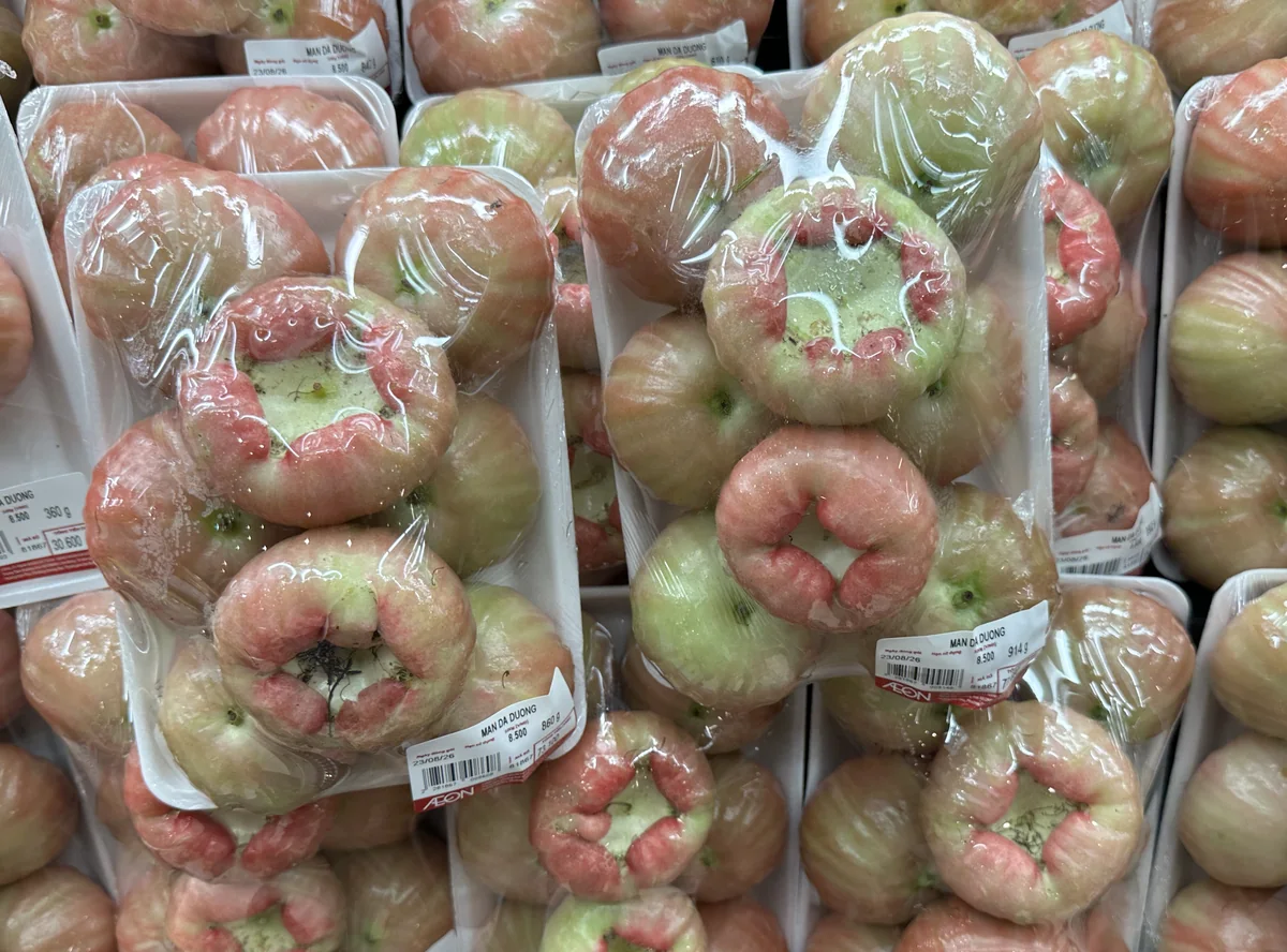 ベトナムの売り場でパックに並べられた淡い赤色のレンブ