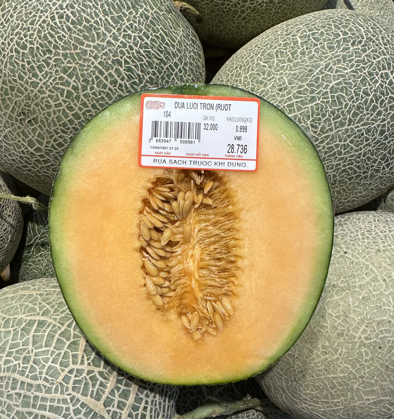 GOの半玉メロンのラベル。32,000ドン/kg、重量0.898kg、合計28,736ドン