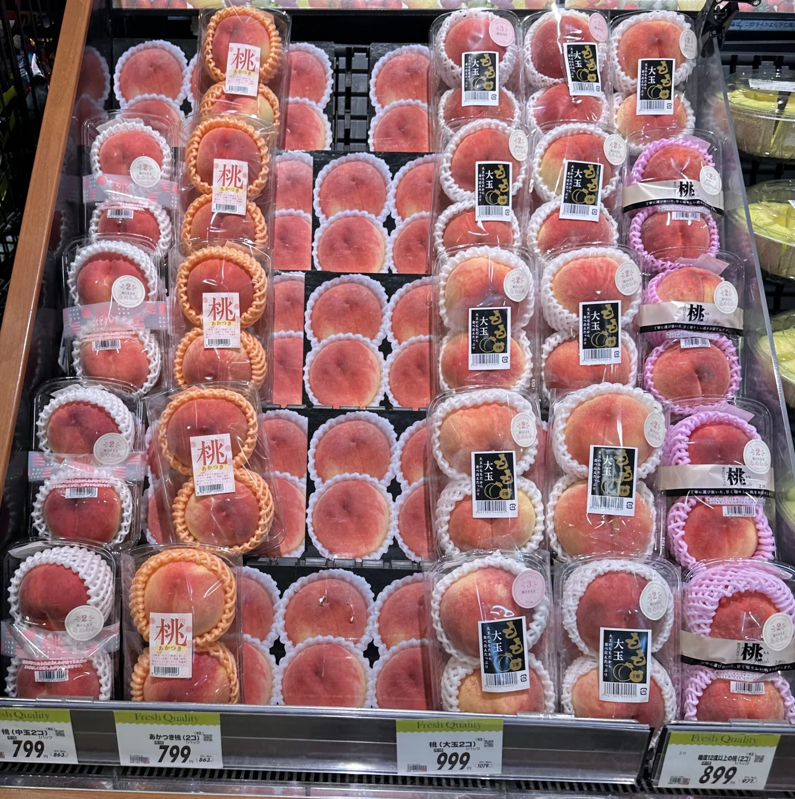 日本のスーパーでパックに入れて販売されるモモ