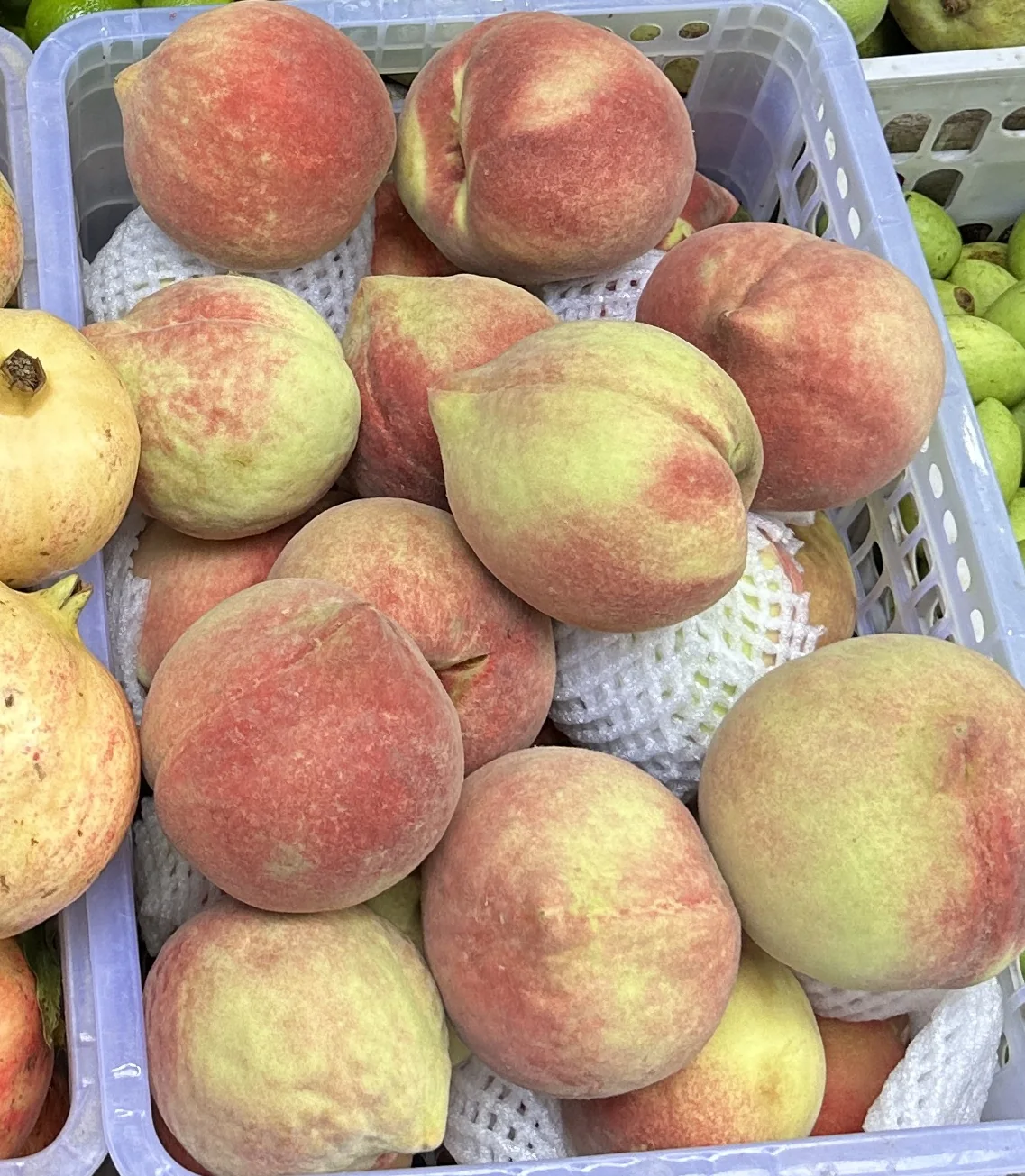 ベトナムの売り場でかごに並ぶモモ