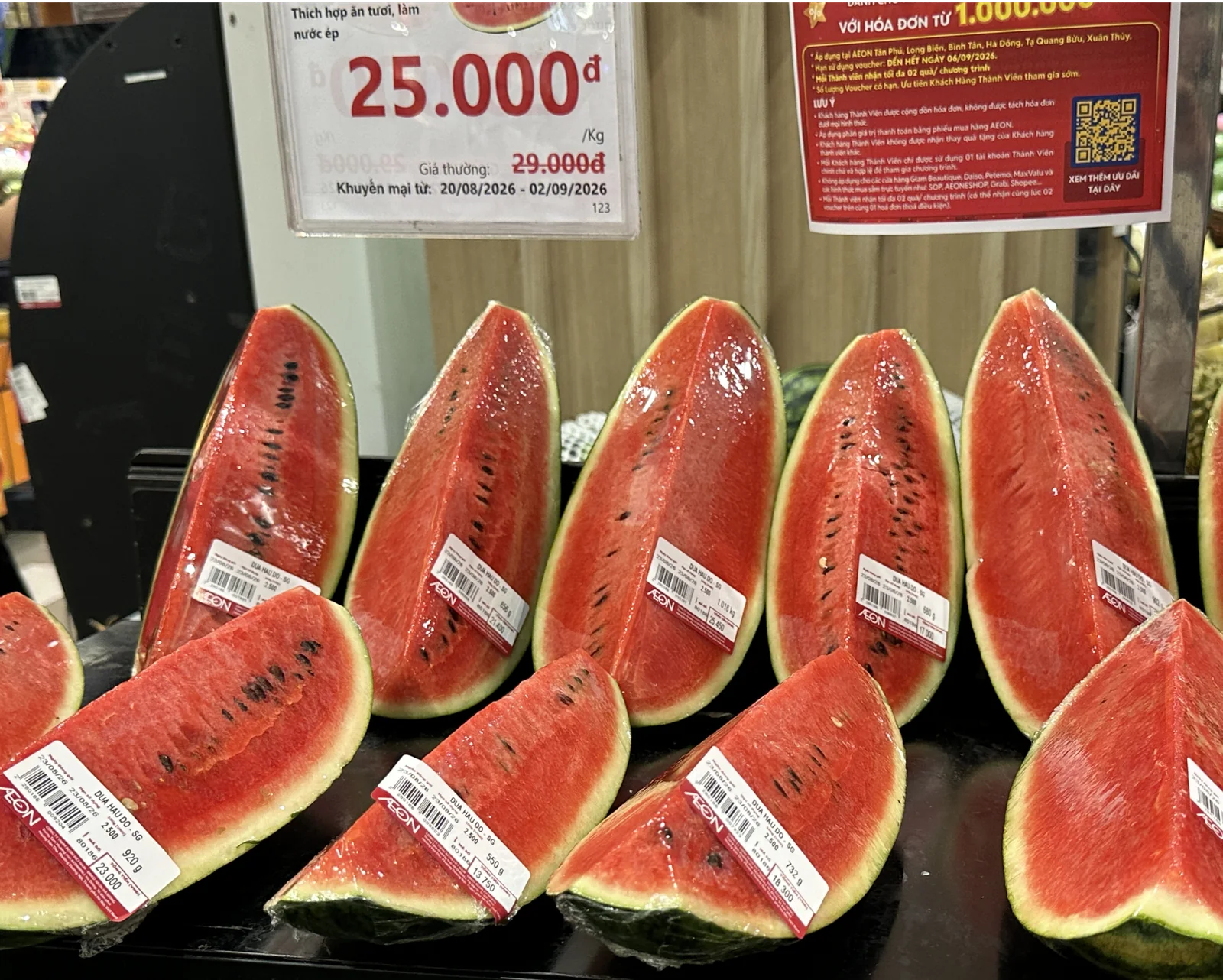 ベトナムのスーパーに並ぶカットスイカと25,000ドン/kgの値札