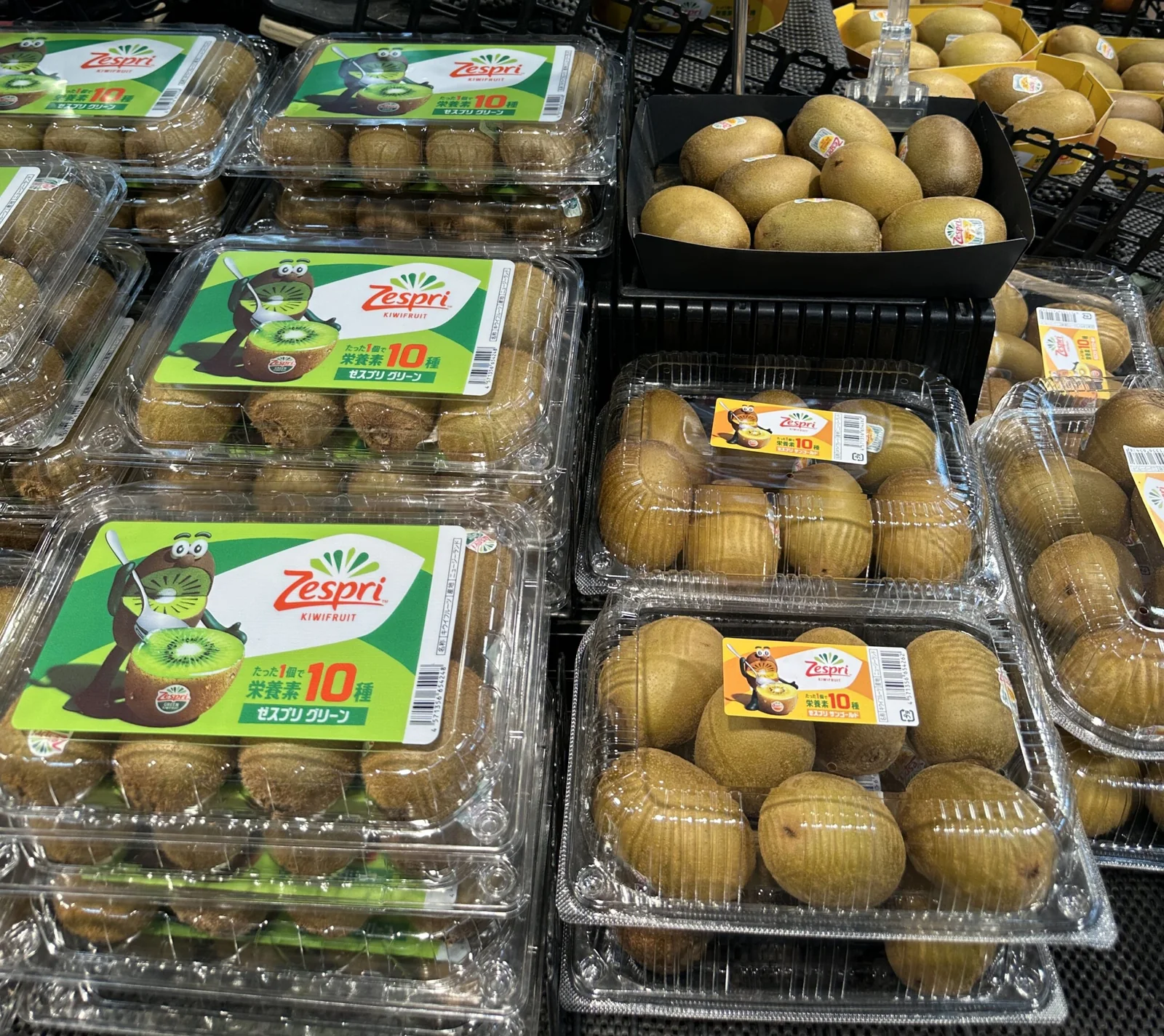 日本のスーパーに並ぶグリーンキウイとゴールドキウイ
