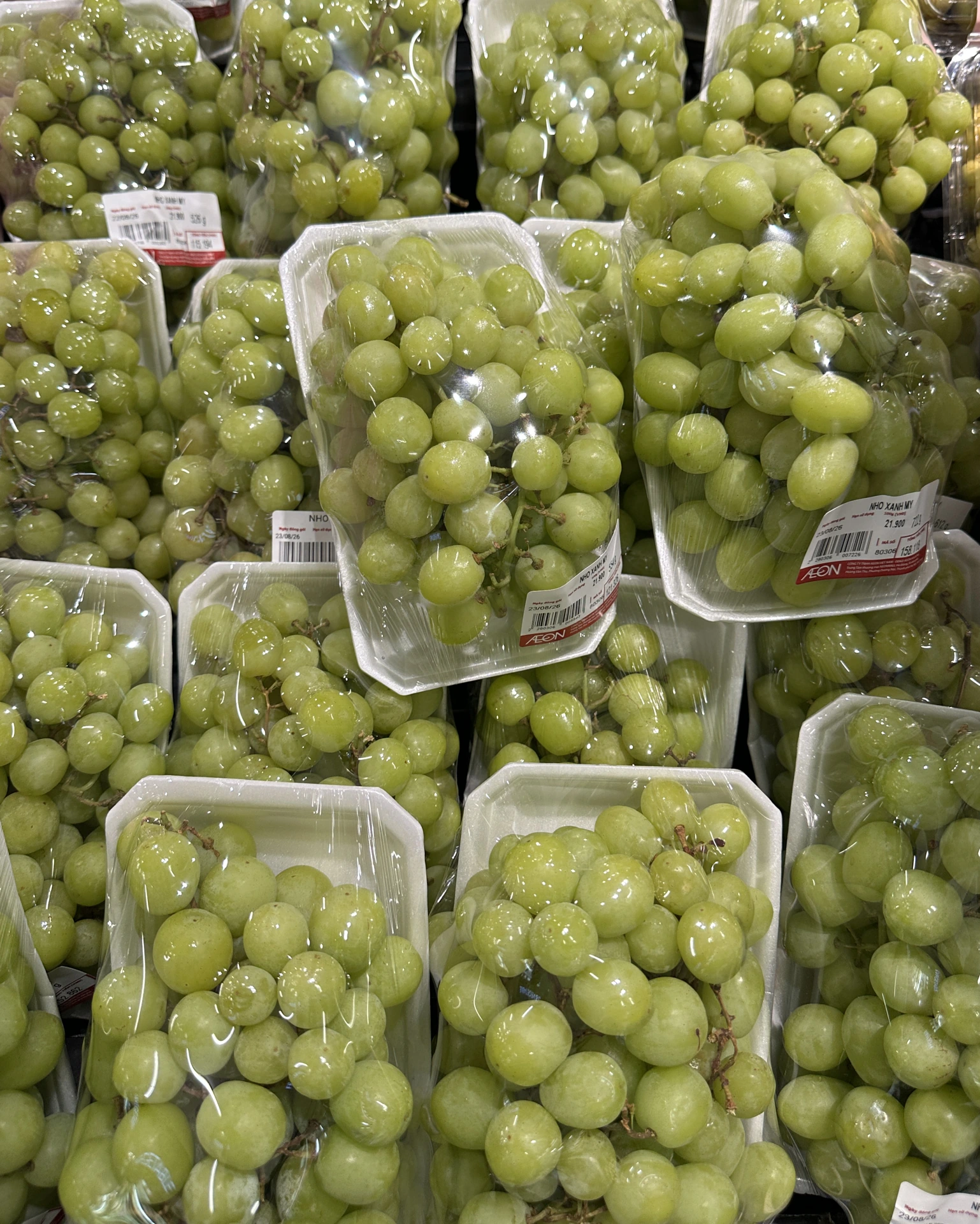 店頭に並ぶパック入りの緑色のぶどう